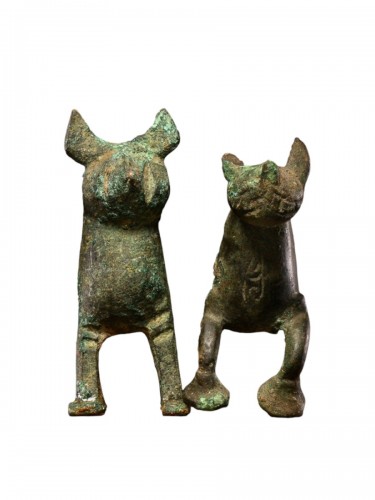 Deux miniatures en bronze en forme de lièvres, possiblement fatimides, XIe–XIIIe sièc