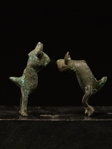 Deux miniatures en bronze en forme de lièvres, possiblement fatimides, XIe–XIIIe sièc - Archéologie Style 