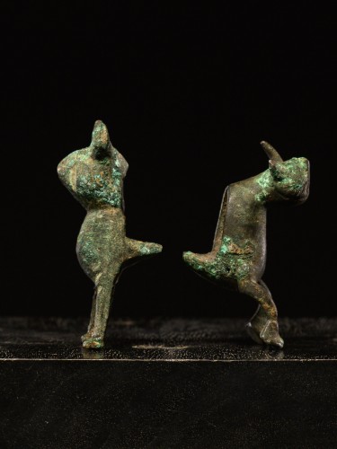 Archéologie  - Deux miniatures en bronze en forme de lièvres, possiblement fatimides, XIe–XIIIe sièc