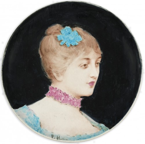 Plat circulaire orné d’un portrait de femme au ruban rose, peint par Paul Helleu