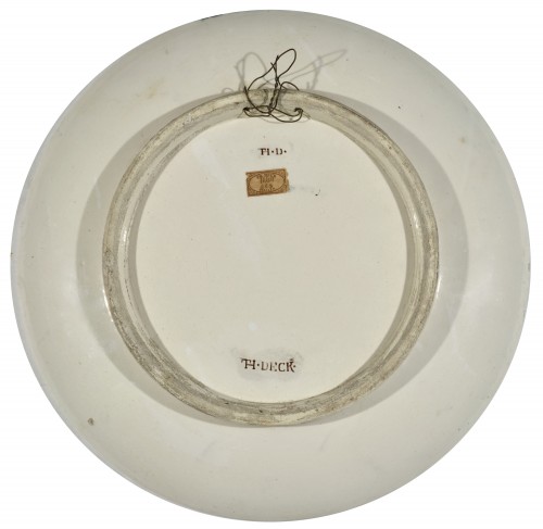 Plat circulaire orné d’un portrait de femme au ruban rose, peint par Paul Helleu - Céramiques, Porcelaines Style 