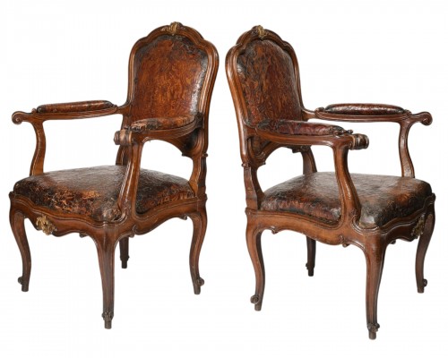 Paire de fauteuils à revêtements originaux en cuir imprimé, Milan vers 1750