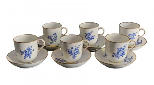 Suite de 6 tasses et sous-tasses en porcelaine tendre de Sèvres