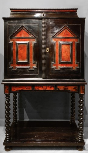 Cabinet en écaille à décors de broderies polychrome à fils d'or et d'argent - Mobilier Style 