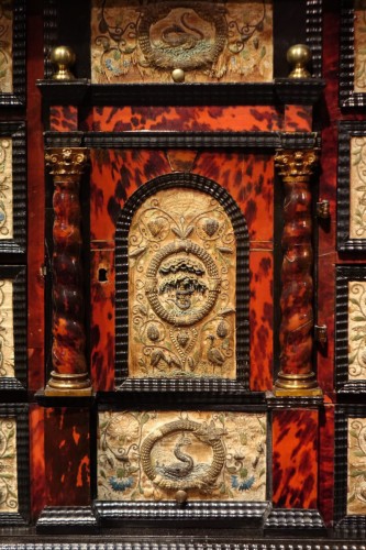 XVIIe siècle - Cabinet en écaille à décors de broderies polychrome à fils d'or et d'argent