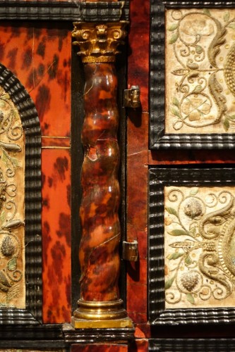 A tortoiseshell cabinet with gold and silver thread embroidery decoration - 