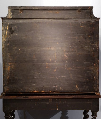 Antiquités - A tortoiseshell cabinet with gold and silver thread embroidery decoration