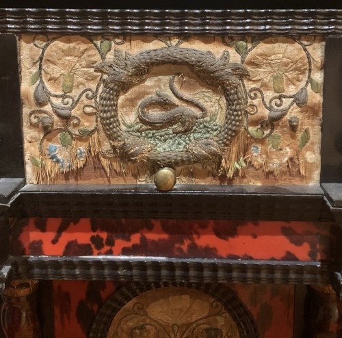 Antiquités - Cabinet en écaille à décors de broderies polychrome à fils d'or et d'argent