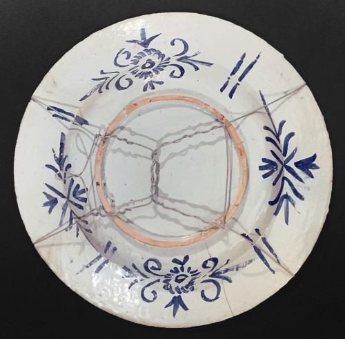 Grand plat en faïence de Nevers - Céramiques, Porcelaines Style 