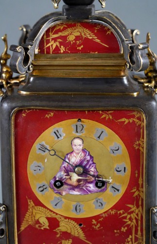 Horlogerie Pendule - Pendule Japonisante au Musicien attribué à L'Escalier de Cristal, France circa 1890