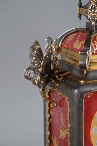 Pendule Japonisante au Musicien attribué à L'Escalier de Cristal, France circa 1890 - Tobogan Antiques