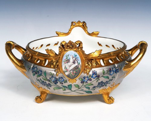 Jardinière "aux Colombes" par L'Escalier de Cristal, France circa 1880 - Céramiques, Porcelaines Style 