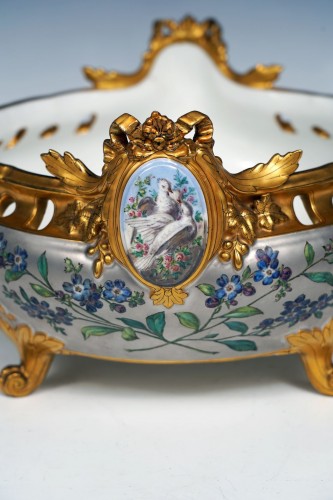 Jardinière "aux Colombes" par L'Escalier de Cristal, France circa 1880 - Tobogan Antiques