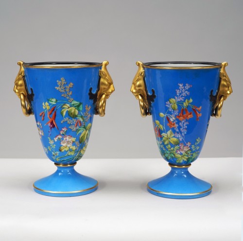 Paire de vases en porcelaine de Paris "La Floraison", France circa 1880 - Tobogan Antiques