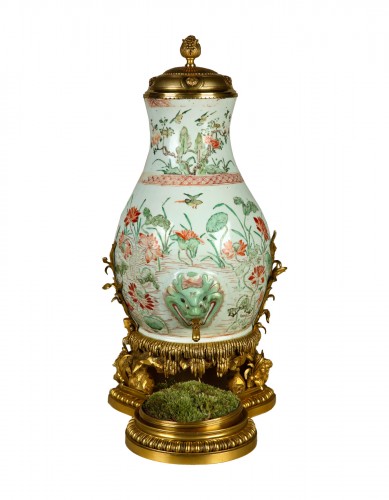 Fontaine murale en porcelaine chinoise attribué à l'Escalier de Cristal, France circa 1880