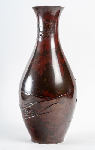 Grand vase balustre japonais en bronze à patine brune et rouge - 