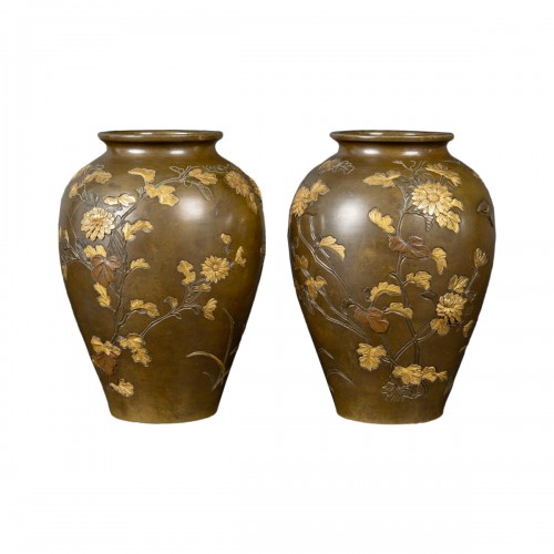 Paire de vases japonais en bronze à patine brune