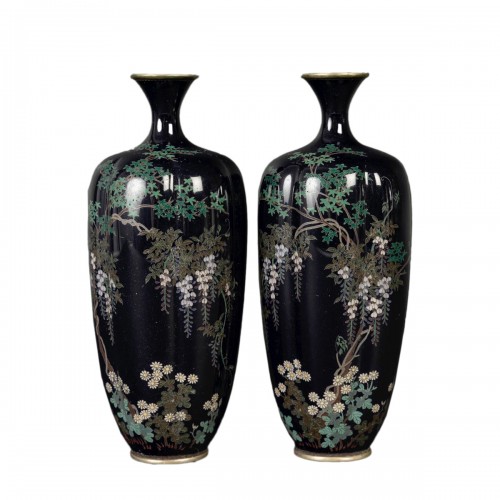 Paire de petits vases japonais godronnés en émaux cloisonnés