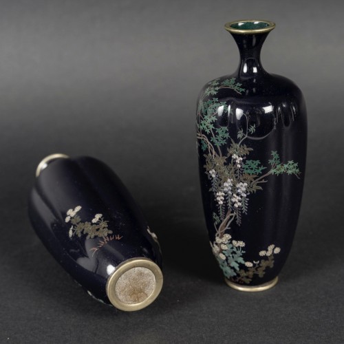  - Paire de petits vases japonais godronnés en émaux cloisonnés