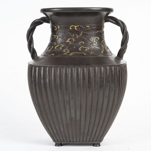 XIXe siècle - Original vase japonais en fonte de fer