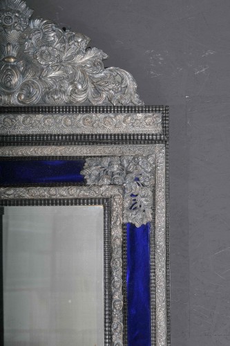 Grand miroir à parclose en laiton repoussé et argenté, France 19e siècle - Miroirs, Trumeaux Style Napoléon III