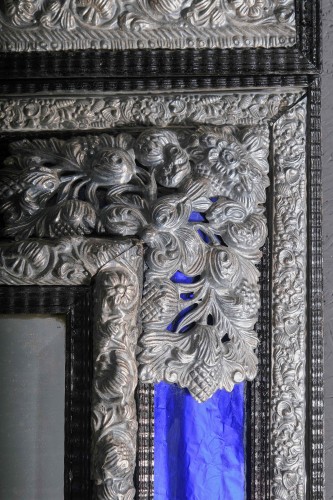 XIXe siècle - Grand miroir à parclose en laiton repoussé et argenté, France 19e siècle