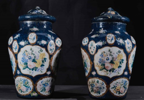 Pair of blue-ground reverse glass lidded vases in Arte Pover,a iedmont 19th century - Decorative Objects Style Restauration - Charles X