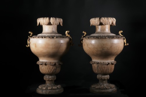 Pair of big alabaster vases, Italy, 1st half 18th century - Decorative Objects Style Transition