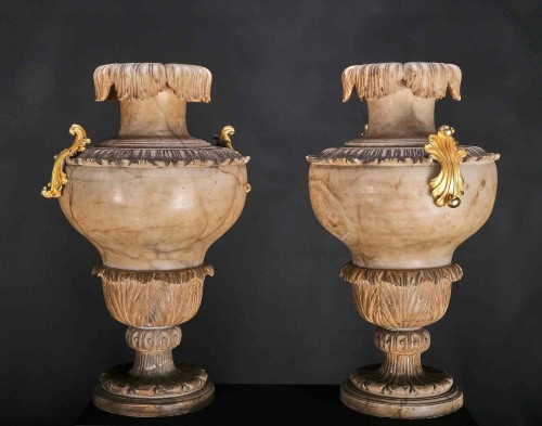 Decorative Objects  - Pair of big alabaster vases, Italy, 1st half 18th century