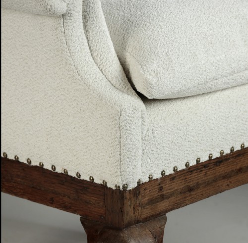 Fauteuil à  oreilles George III recouvert d'un tissu bouclé - Vagabond Antiques