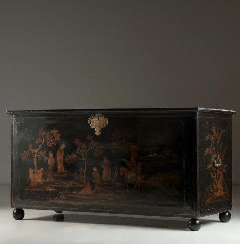 Antiquités - An 18th Century Japanned Chest