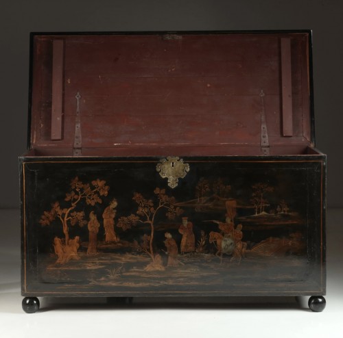 Antiquités - An 18th Century Japanned Chest