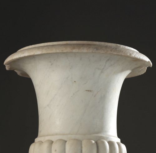 Antiquités - A Pair of Marble Urns, circa 1800