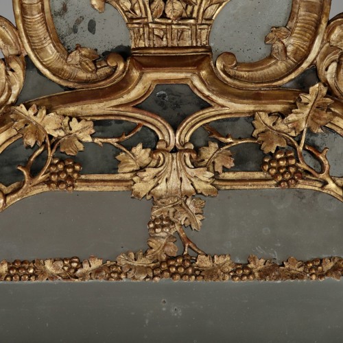 XVIIIe siècle - Miroir Louis XV en bois doré