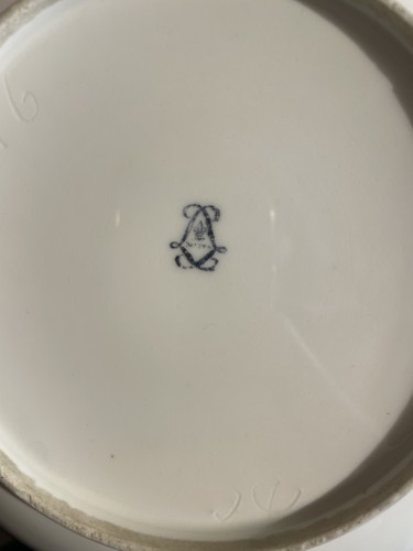 Céramiques, Porcelaines  - Grande tasse à thé en porcelaine de Sèvres