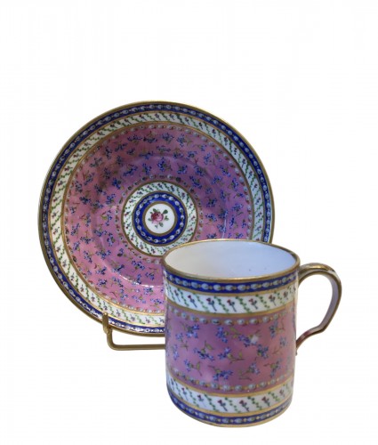 Tasse litron à fond rose en porcelaine de Sèvres